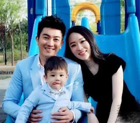 杜江晒一家四口生日合影?嗯哼角落独自落寞 妹妹罕见出镜?