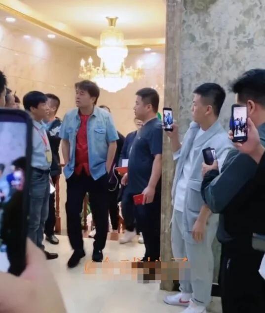 毕福剑现身商演 与美女唱情歌互动现小插曲