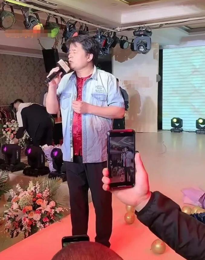 毕福剑现身商演 与美女唱情歌互动现小插曲