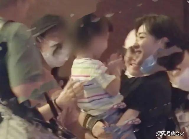 万茜和黄发男子手牵手很亲密 3岁女儿罕曝光