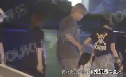 万茜和黄发男子手牵手很亲密 3岁女儿罕曝光
