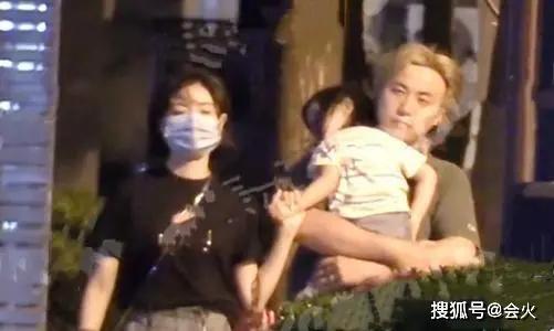 万茜和黄发男子手牵手很亲密 3岁女儿罕曝光