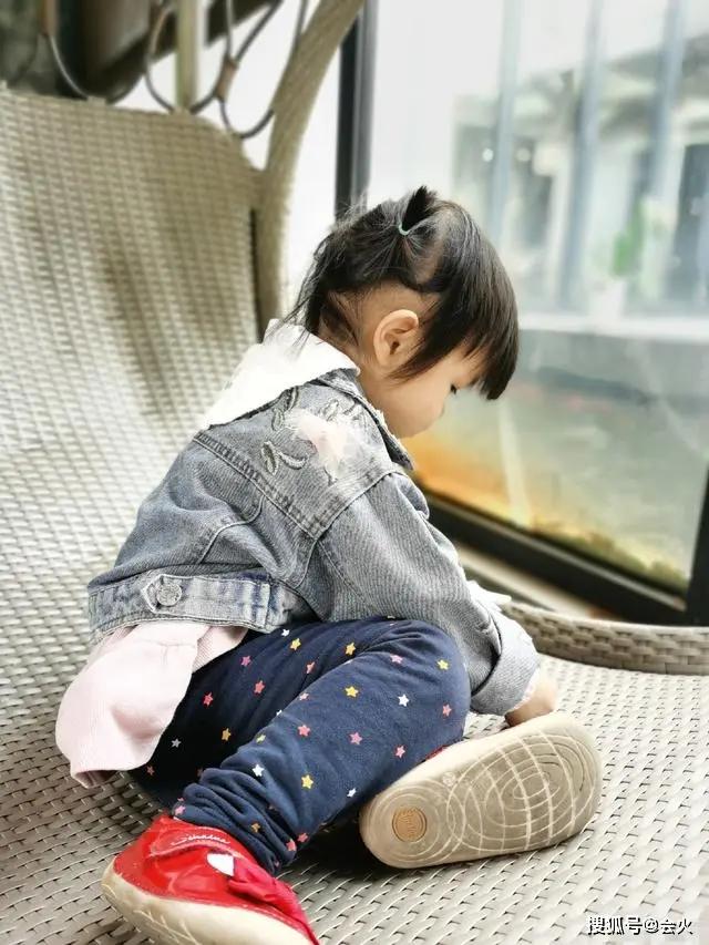 万茜和黄发男子手牵手很亲密 3岁女儿罕曝光