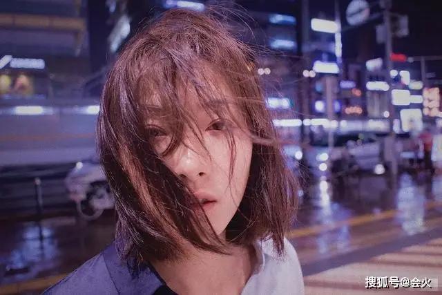 万茜和黄发男子手牵手很亲密 3岁女儿罕曝光