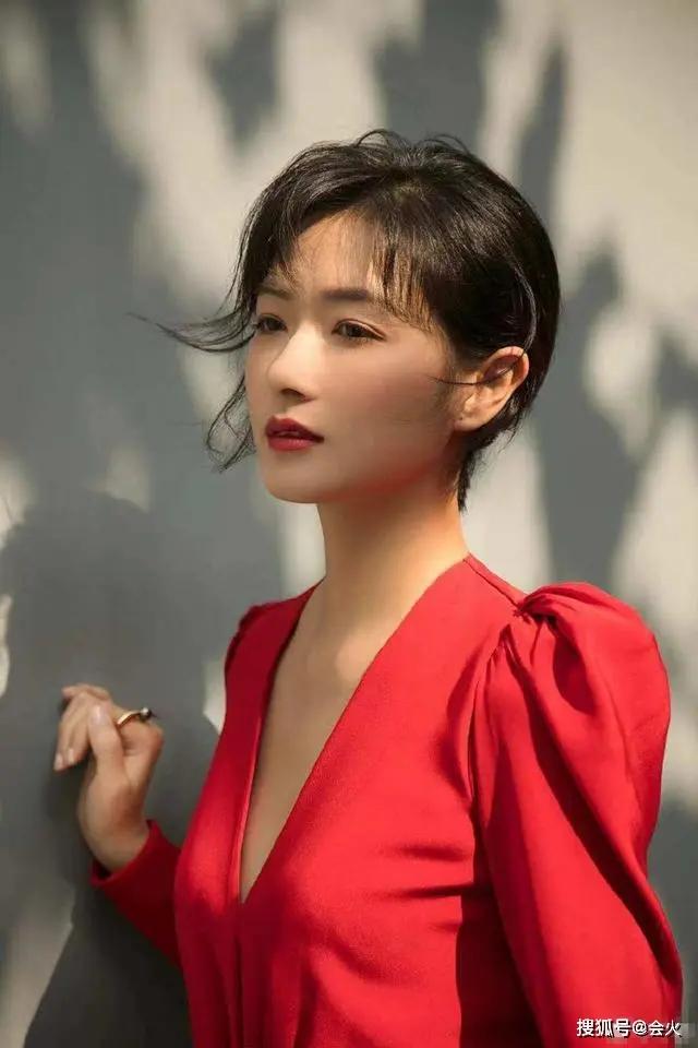 万茜和黄发男子手牵手很亲密 3岁女儿罕曝光