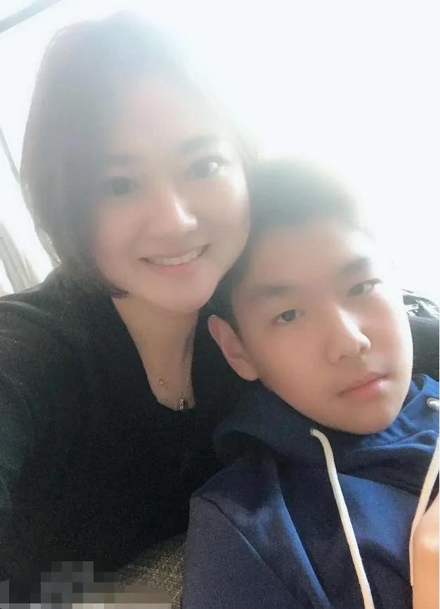 赵胤胤搂表妹合影遭质疑 表妹亲自现身回应 晒与陈数合影:来吧