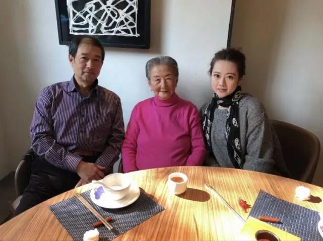 赵胤胤搂表妹合影遭质疑 表妹亲自现身回应 晒与陈数合影:来吧