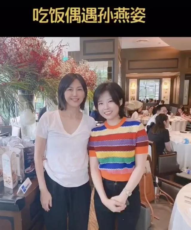 孙燕姿用餐被偶遇 与粉丝合影笑容真挚状态年轻