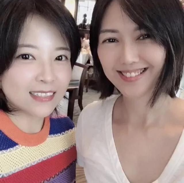 孙燕姿用餐被偶遇 与粉丝合影笑容真挚状态年轻