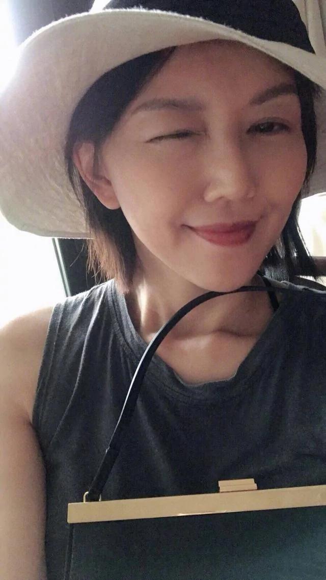 孙燕姿用餐被偶遇 与粉丝合影笑容真挚状态年轻