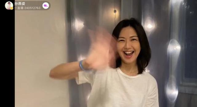 孙燕姿用餐被偶遇 与粉丝合影笑容真挚状态年轻