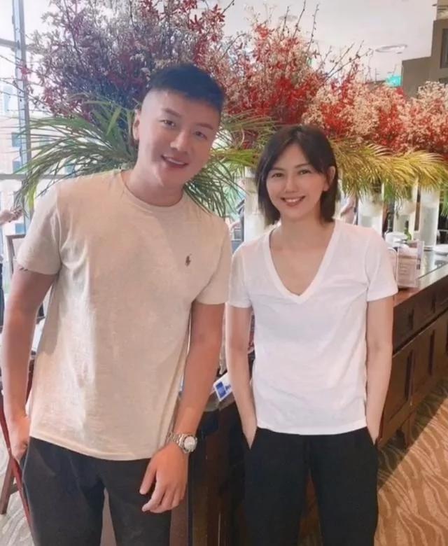 孙燕姿用餐被偶遇 与粉丝合影笑容真挚状态年轻