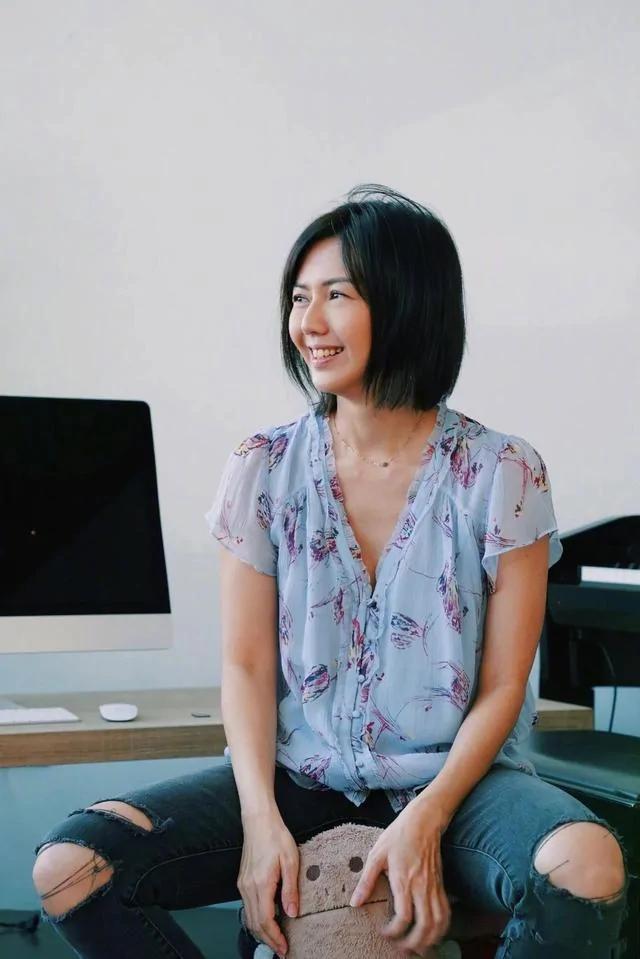 孙燕姿用餐被偶遇 与粉丝合影笑容真挚状态年轻