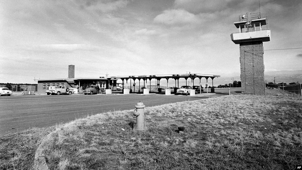 资料照片：洛斯阿拉莫斯国家实验室的主要入口（1955年2月25日）