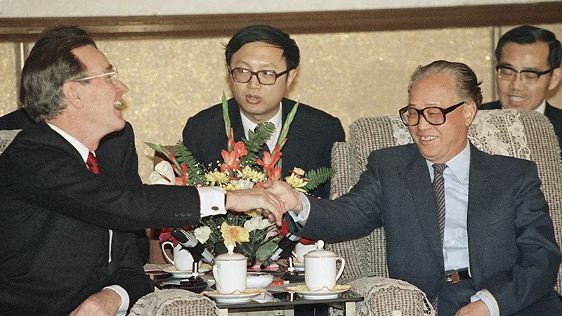 资料图片：1989年2月26日，时任中共总书记的赵紫阳（右）会见正在中国访问的美国总统布什。（美联社）