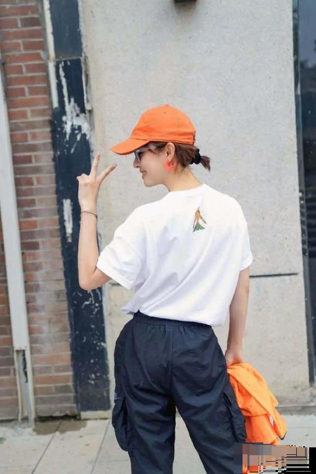 孙俪与老公邓超穿情侣装隔空秀恩爱 街头单手插兜比V 超少女