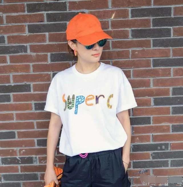 孙俪与老公邓超穿情侣装隔空秀恩爱 街头单手插兜比V 超少女