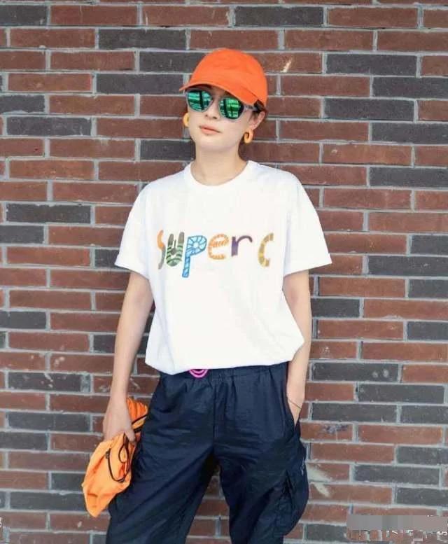 孙俪与老公邓超穿情侣装隔空秀恩爱 街头单手插兜比V 超少女