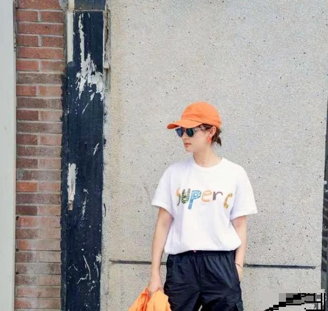 孙俪与老公邓超穿情侣装隔空秀恩爱 街头单手插兜比V 超少女