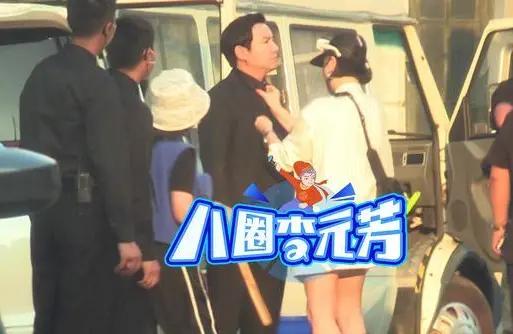 沈腾懒理夜会美女传闻 现身片场拍摄瘸腿疑受伤