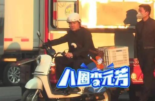 沈腾懒理夜会美女传闻 现身片场拍摄瘸腿疑受伤