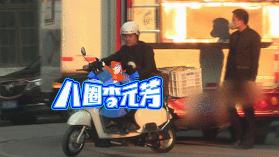 沈腾懒理夜会美女传闻 现身片场拍摄瘸腿疑受伤