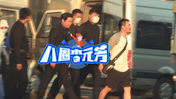 沈腾懒理夜会美女传闻 现身片场拍摄瘸腿疑受伤