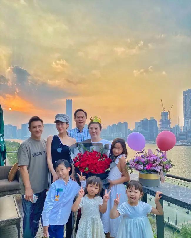 蒋丽莎晒一家八口合照 人数众多太壮观 陈浩民曾暗示要生第五胎