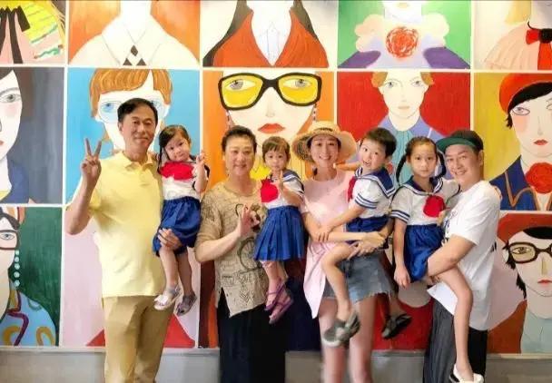 蒋丽莎晒一家八口合照 人数众多太壮观 陈浩民曾暗示要生第五胎