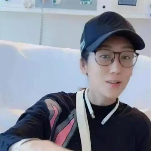 蒋丽莎晒一家八口合照 人数众多太壮观 陈浩民曾暗示要生第五胎