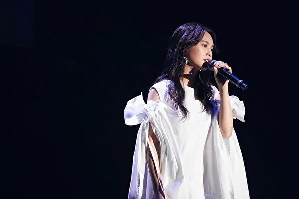 杨丞琳被昵称小鬼 黄鸿升《学妹》编号藏密码