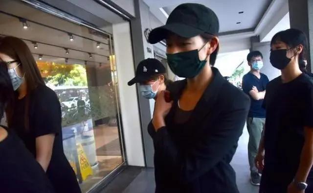 黄鸿升父亲首次透露儿子猝逝细节 突发撕裂性痛楚 从病发到去世仅3秒