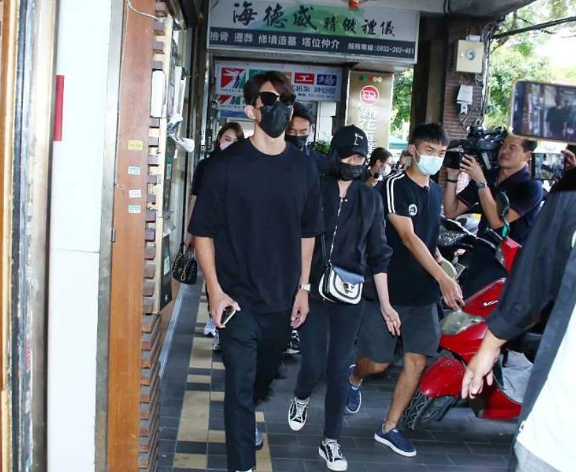 黄鸿升父亲首次透露儿子猝逝细节 突发撕裂性痛楚 从病发到去世仅3秒