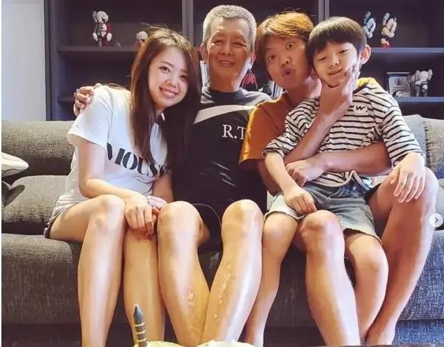 黄鸿升父亲首次透露儿子猝逝细节 突发撕裂性痛楚 从病发到去世仅3秒