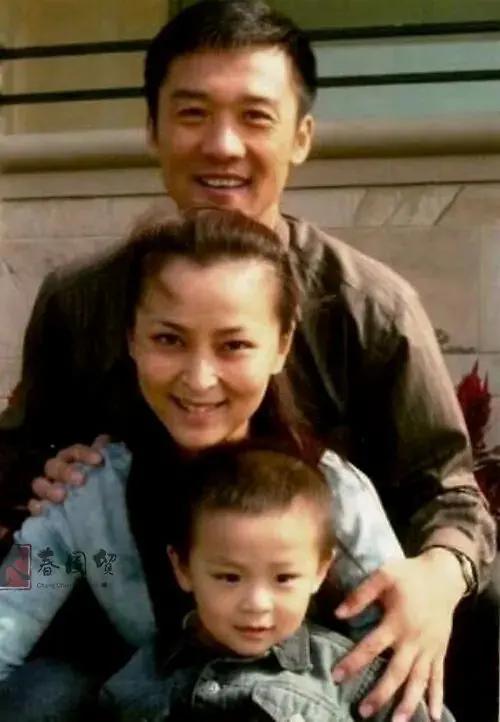 何音18岁儿子近况 就读国外戏剧学院 帅气似黄志忠