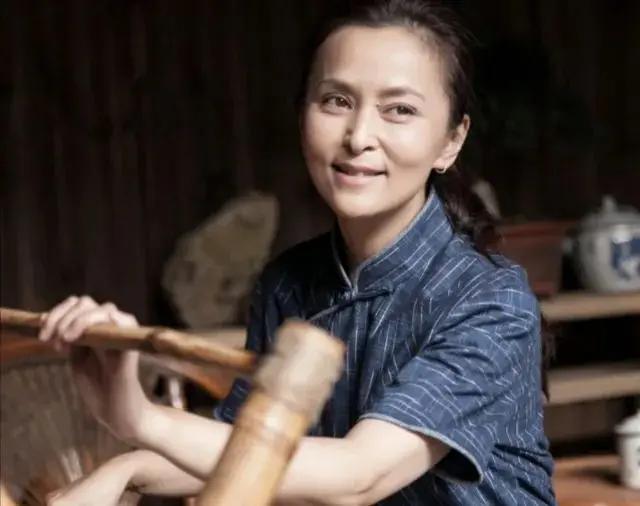何音18岁儿子近况 就读国外戏剧学院 帅气似黄志忠