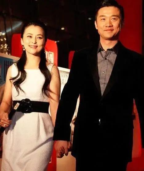 何音18岁儿子近况 就读国外戏剧学院 帅气似黄志忠