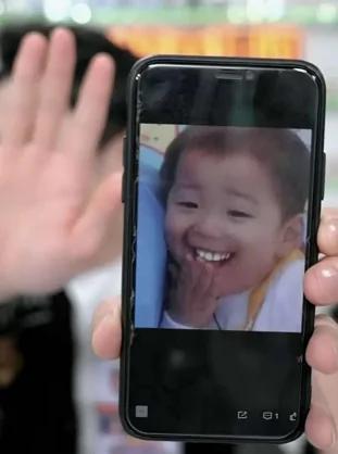 李佳琦“换牙”上热搜 亮眼假白太突兀?