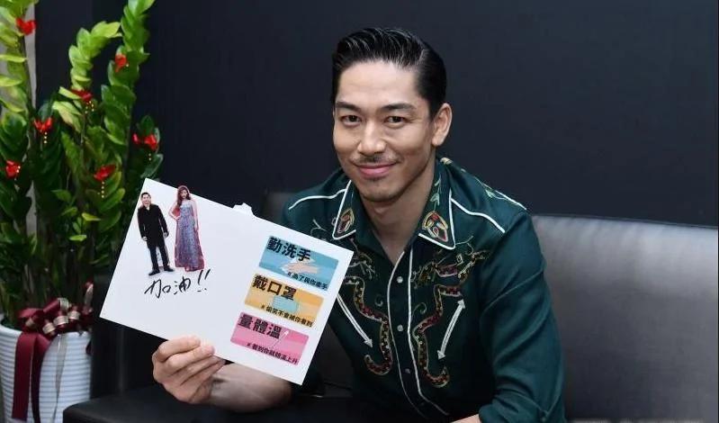 黑泽良平真体贴 亲手为林志玲制作应援加油板 还选真爱花语鲜花