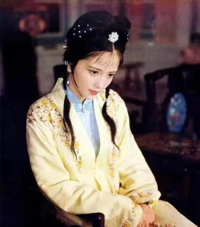 为爱守寡13年 从江南第一美人到母亲专业户 她的美从不败岁月