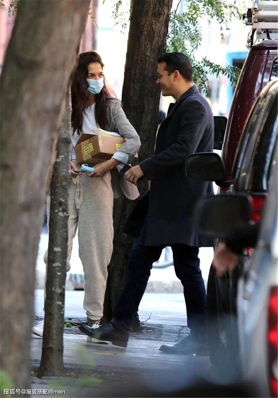 苏瑞妈妈和小8岁男友现身 一身潮装帅酷有型