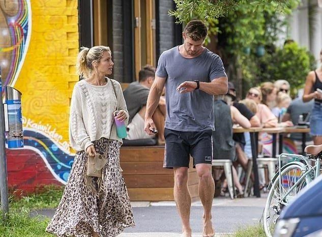 雷神与妻子外出逛街 路遇女粉丝求合影