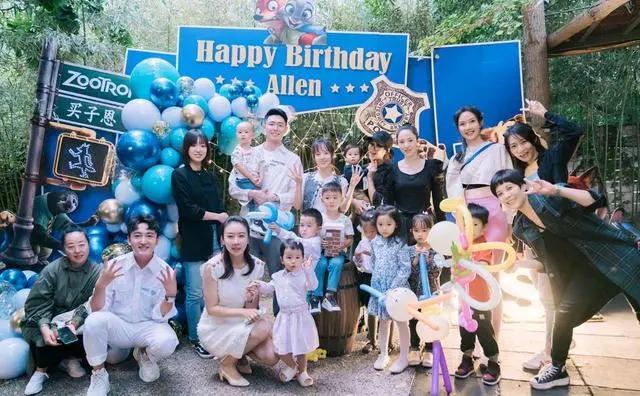 张嘉倪为大儿子庆生 买超看老婆的眼神绝了!
