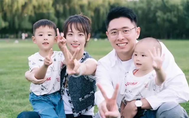 张嘉倪为大儿子庆生 买超看老婆的眼神绝了!