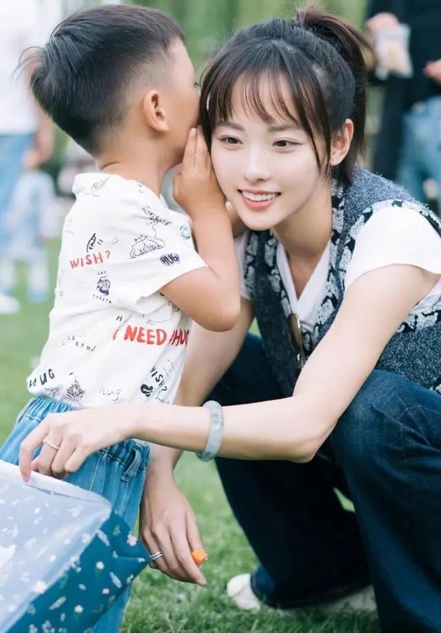 张嘉倪为大儿子庆生 买超看老婆的眼神绝了!