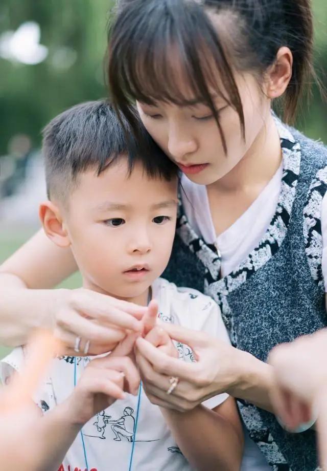 张嘉倪为大儿子庆生 买超看老婆的眼神绝了!
