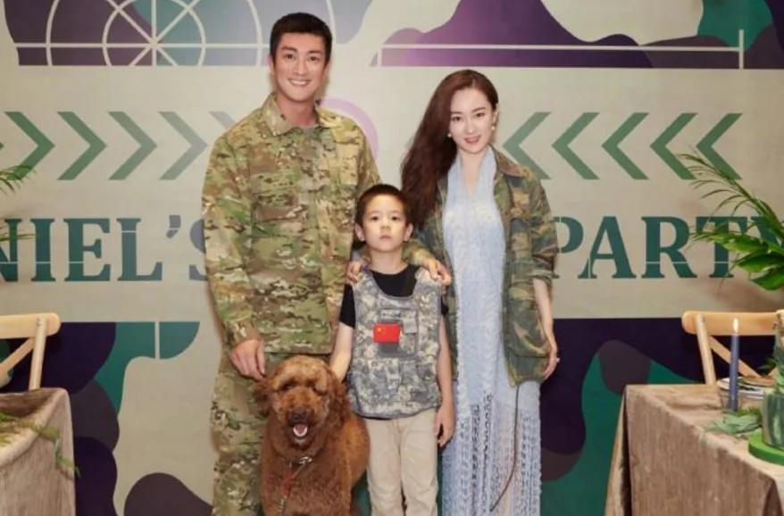 霍思燕晒儿子近照 嗯哼变化极大 渐渐褪去稚气成阳光小帅哥