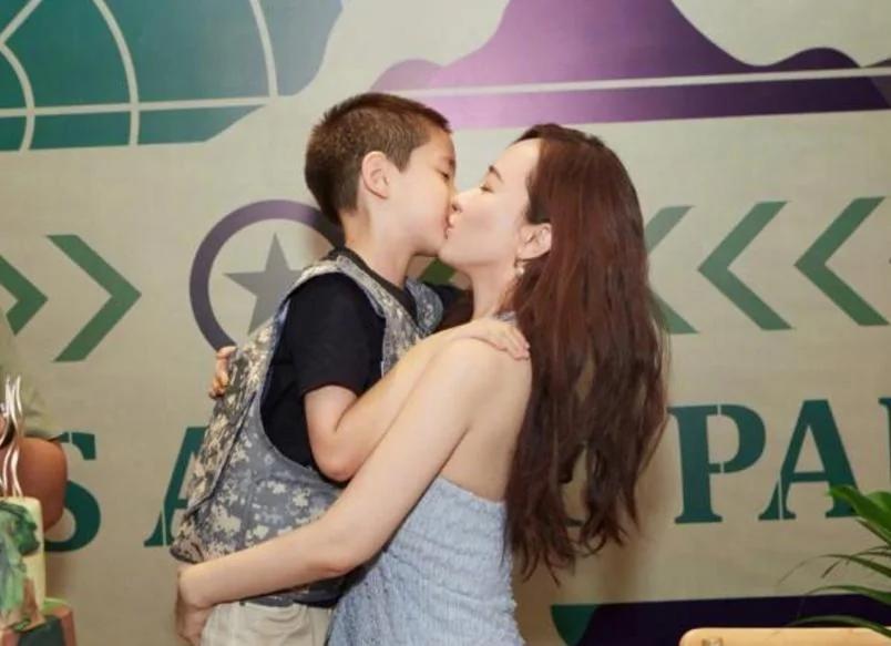 霍思燕晒儿子近照 嗯哼变化极大 渐渐褪去稚气成阳光小帅哥