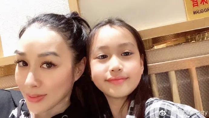 50岁钟丽缇母女卖萌合影宛如姐妹 10岁考拉长成大姑娘气质出众