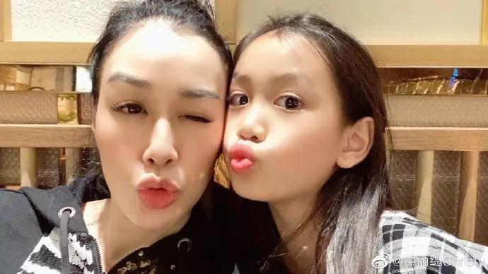 50岁钟丽缇母女卖萌合影宛如姐妹 10岁考拉长成大姑娘气质出众